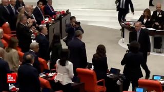 Cumhurbaşkanı Erdoğan, açılış konuşmasının ardından partililer ile tokalaştı