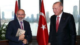 Paşinyan'ın eşi, Cumhurbaşkanı Erdoğan'ın 'Daha Adil Bir Dünya Mümkün' kitabını okudu