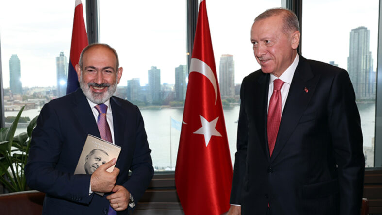 Paşinyan'ın eşi, Cumhurbaşkanı Erdoğan'ın 'Daha Adil Bir Dünya Mümkün' kitabını okudu