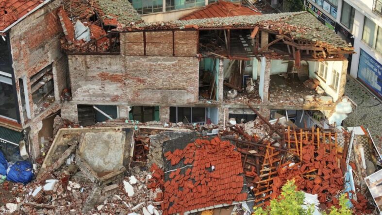 Balıkesir'de 330 artçı sarsıntı kaydedildi