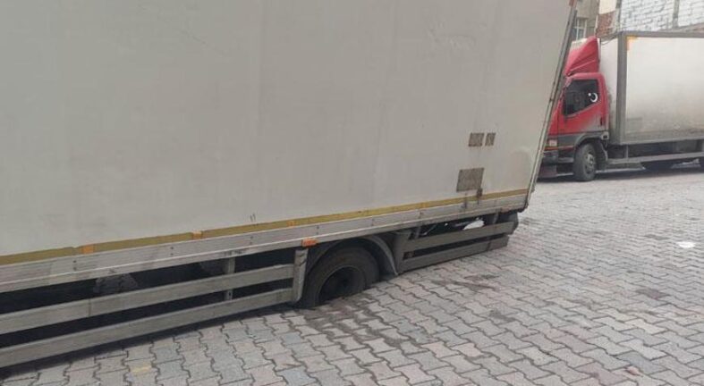 Güngören’de yol çöktü, kamyonunun tekeri saplandı