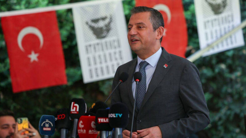 Özgür Özel'in belediye başkanlarını ADD'ye emir eri yaptığı video gündemde