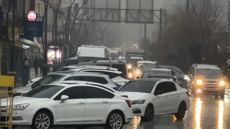 Hakkari'de yoğun yağışlar uçak seferlerini durdurdu