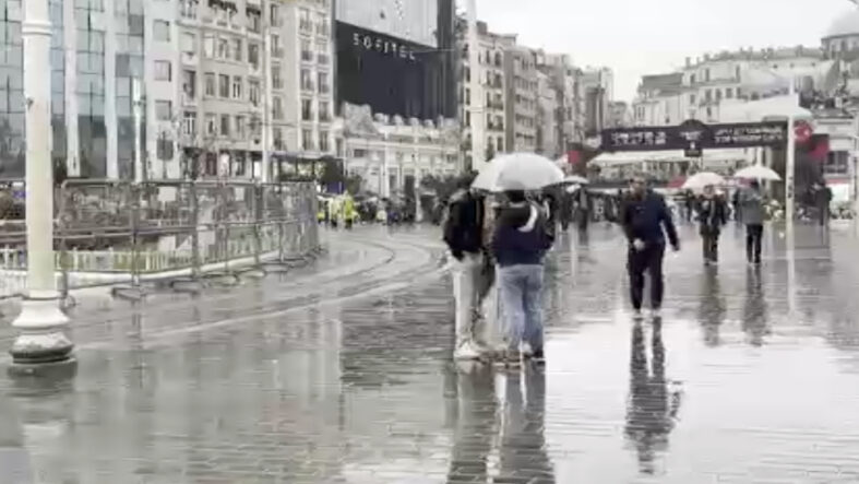 İstanbul'da sağanak yağış etkili oldu: Vatandaşlar zor anlar yaşadı