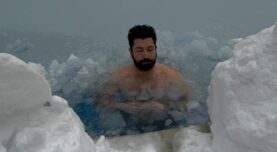Bolu’da eksi 10’u umursamadı, buz gibi havuza girdi