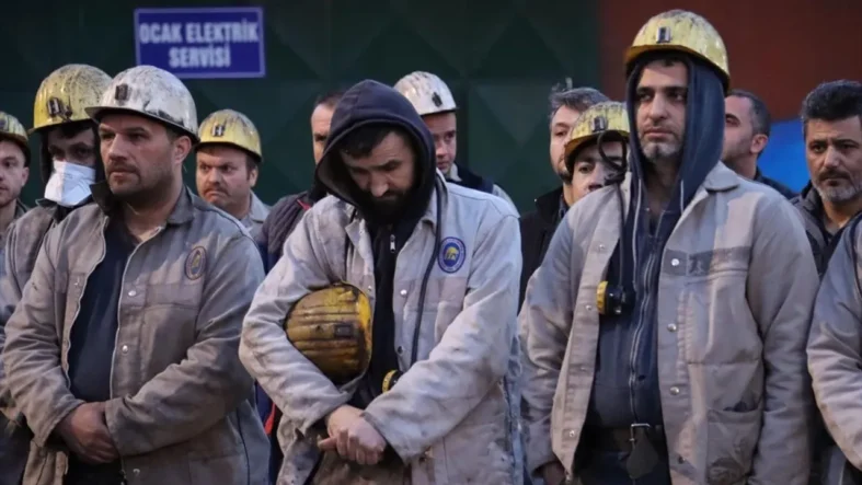 Kahraman Madenciler , depremde kaybettiğimiz yurttaşlar için dua etti