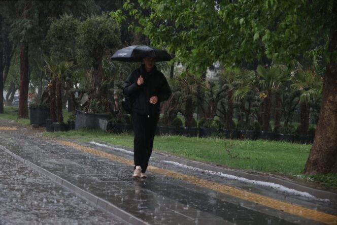 Meteoroloji il il uyardı: İstanbul'dan Kars'a kadar sağanak vuracak!