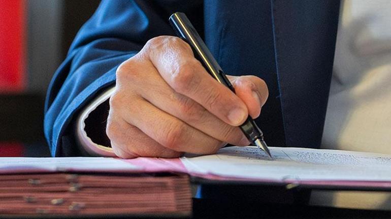 SON DAKİKA... Özgür Özel CHPden istifa etti Yeni Partinin kuruluş evraklarını imzaladı