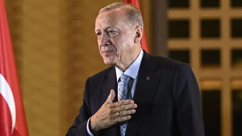 Cumhurbaşkanı Erdoğan, başpehlivanlık unvanını kazanan Erkan Taş’ı tebrik etti