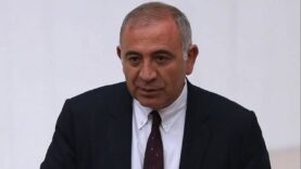 Görevine son verilen Gürsel Tekin gitmiyor