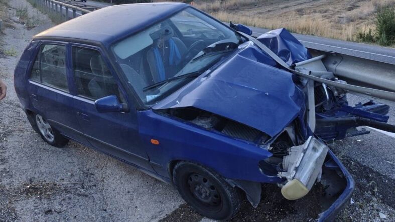 Bilecik'te otomobilin refüje çarptığı kazada 4'ü çocuk 7 kişi yaralandı